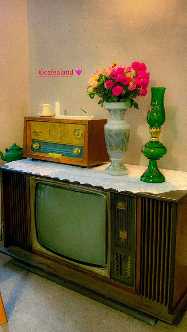 تلویزیون چوبی قدیمی انتیک|کلکسیون اشیاء عتیقه|رشت, انصاری|دیوار