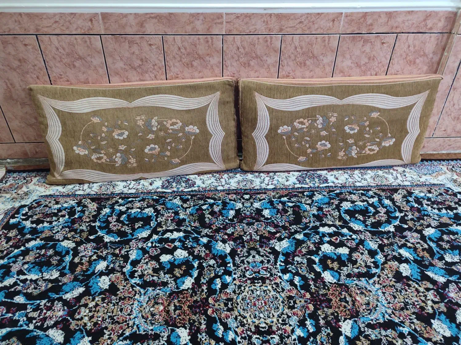 ۴عدد پشتی سالم هر چهار تا باهم ۶۰۰۰۰۰ هزار تومان|پشتی|مسجد سلیمان, |دیوار