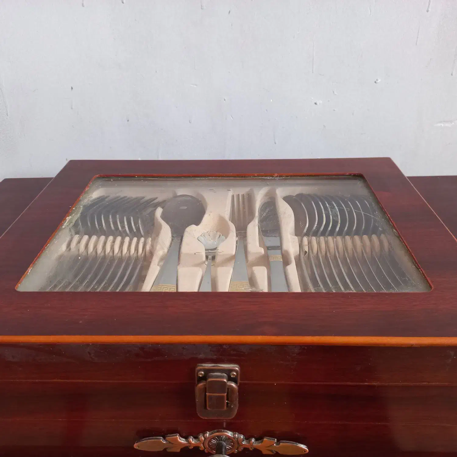 سرویس قاشق چنگال چوبی همراه با میز|ظروف سرو و پذیرایی|گلبهار, شهر جدید گلبهار|دیوار