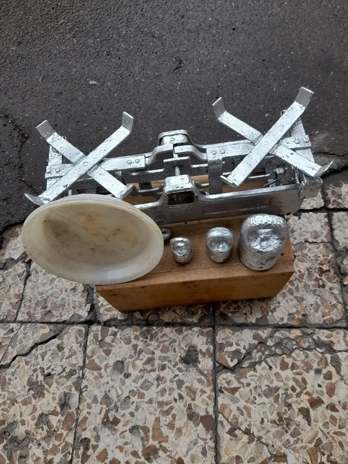 ترازو کفه ای|کلکسیون اشیاء عتیقه|صومعه‌سرا, |دیوار