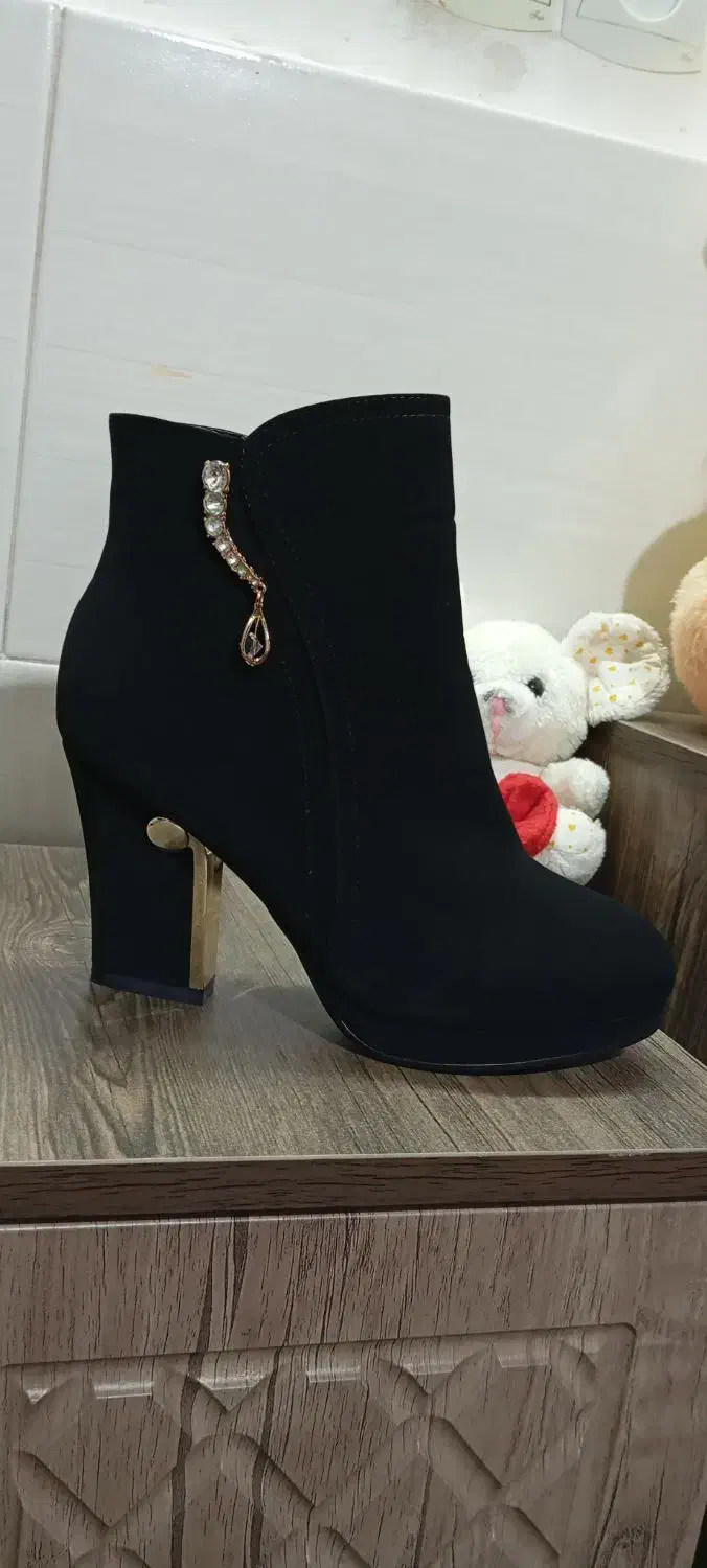 بوت مجلسی نو|کیف، کفش، کمربند|قم, چهل درخت‎|دیوار