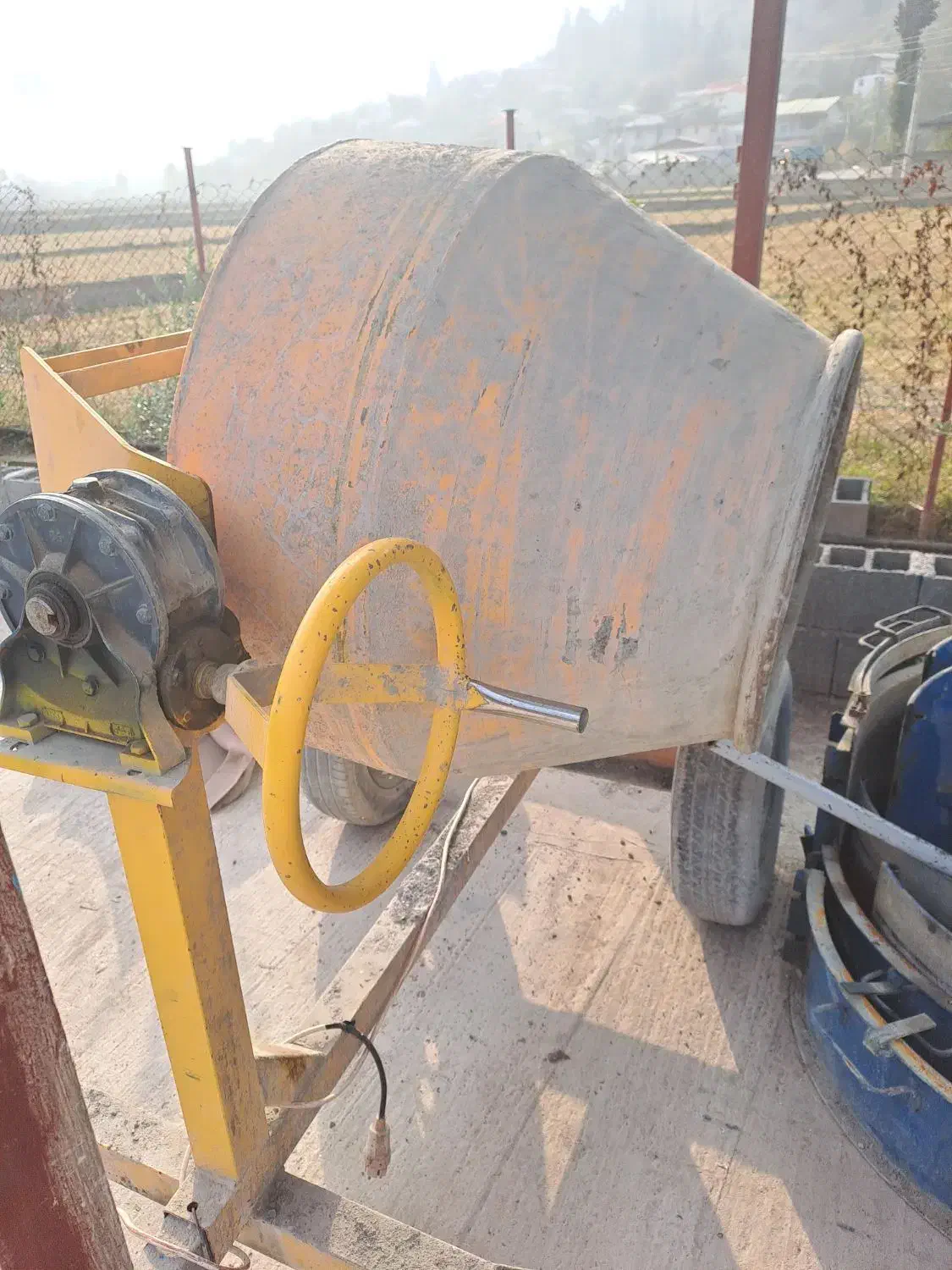 فروش دستگاه بتن گیر و بلوک زن ۵ تایی|ماشین‌آلات صنعتی|توتکابن, |دیوار