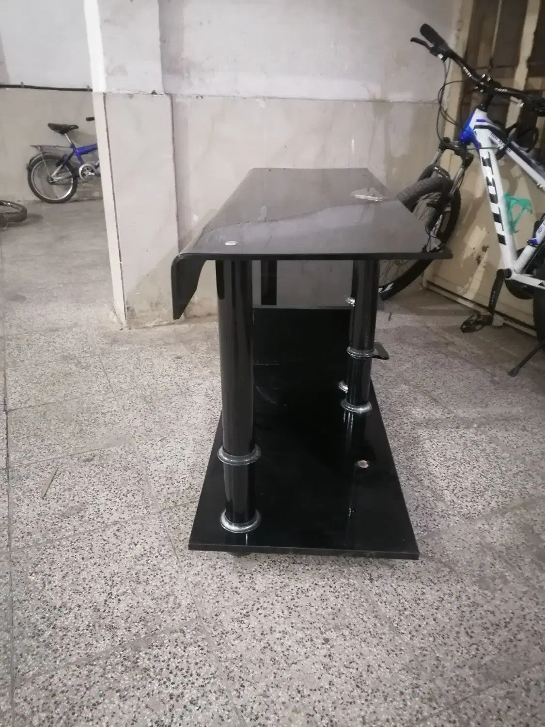 میز تلویزیون شیشهای شیک و سالم|میز تلویزیون|مشهد, کارمندان دوم|دیوار