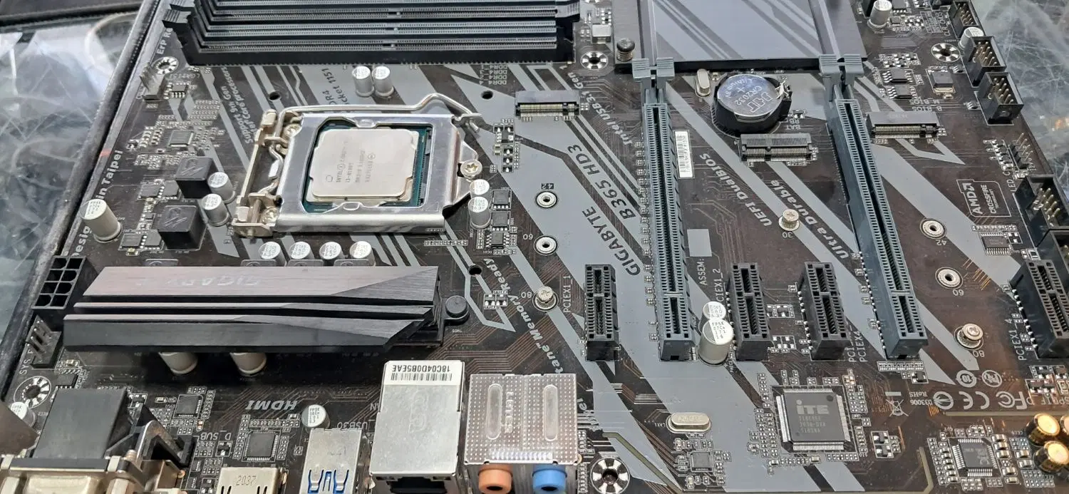 B 365 giga Cpu i3 8100|قطعات و لوازم جانبی رایانه|شیراز, وصال|دیوار