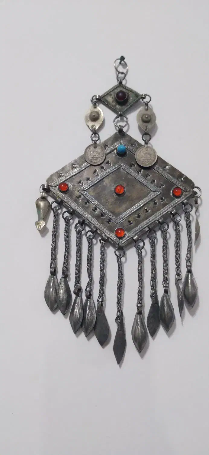 گردن آویز ورشو قاجاری|کلکسیون اشیاء عتیقه|بجستان, |دیوار