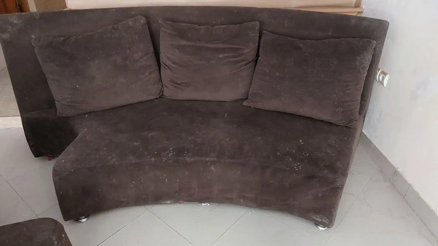 مبل راحتی سالم با پایه فلزی|مبلمان خانگی و میز عسلی|رشت, گلسار|دیوار