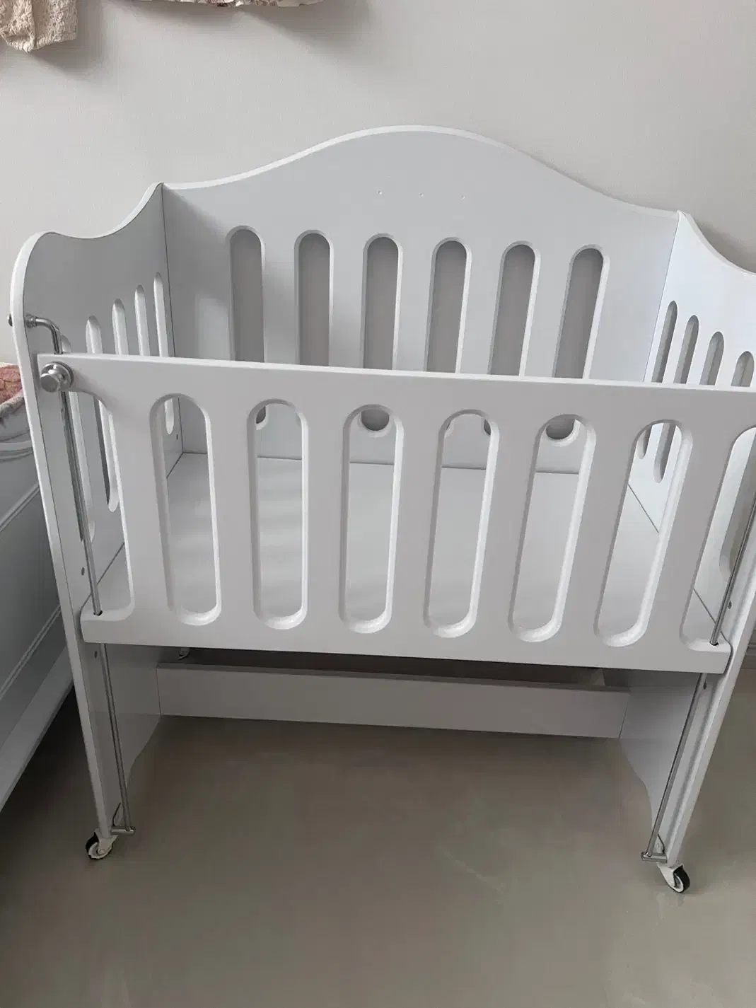 تخت کنار مادر چرخ دار|تخت و صندلی بچه|مشهد, آبکوه|دیوار