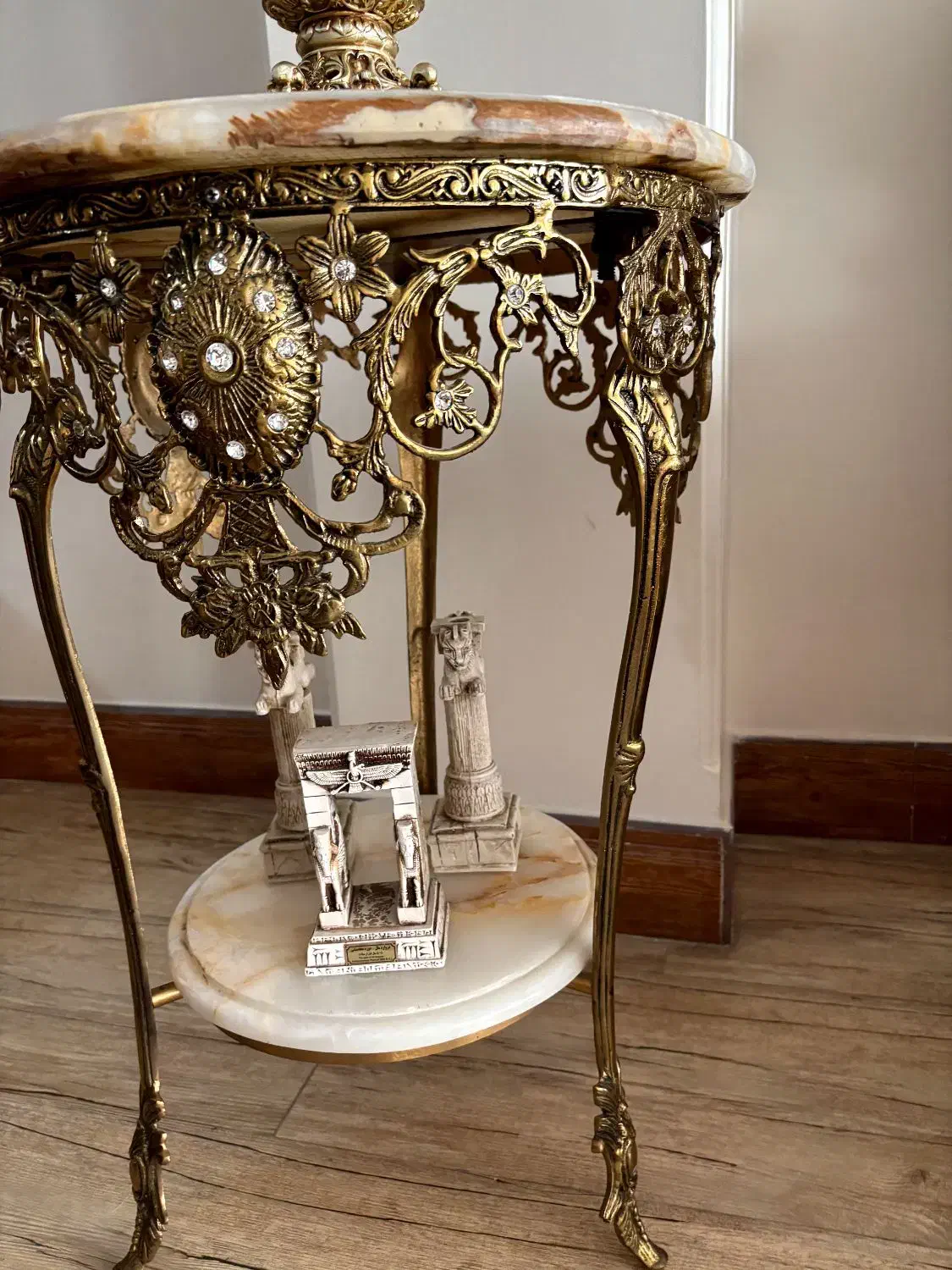 میز برنجی|میز تلفن|تهران, هفده شهریور|دیوار