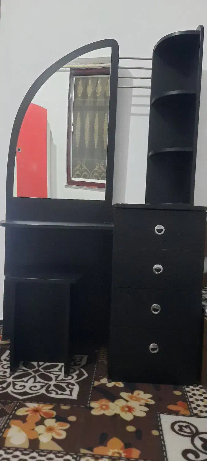 میز ارایش شیک و تمیز|تخت و سرویس خواب|رشت, گیل|دیوار