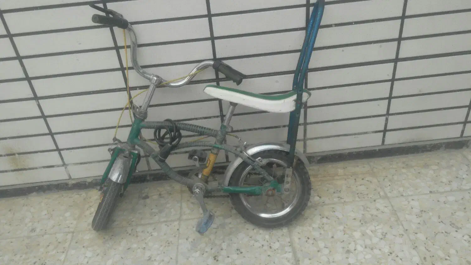 دوچرخه ی کوچک قدیمی|دوچرخه، اسکیت، اسکوتر|دهق, |دیوار