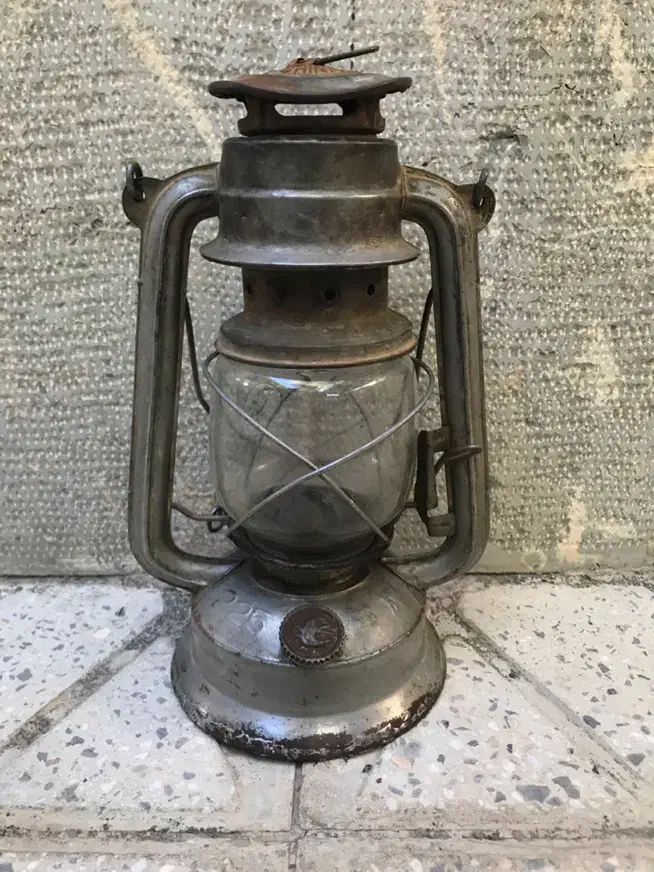 فانوس نفتی ، زنگوله ، دالاق و فلزات قدیمی|کلکسیون اشیاء عتیقه|شهرکرد, |دیوار