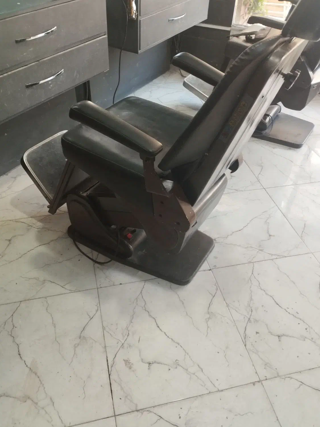 صندلی برقی سالم|آرایشگاه و سالن‌های زیبایی|بهارستان, |دیوار