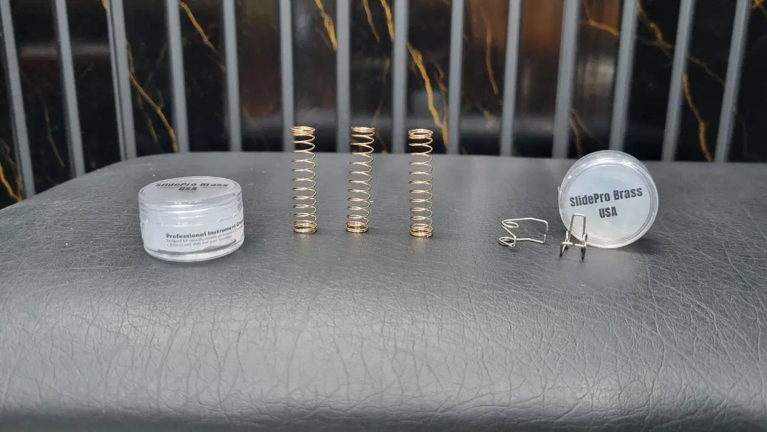 فنر،گریس ترومپت|سازهای بادی|مبارکه, |دیوار