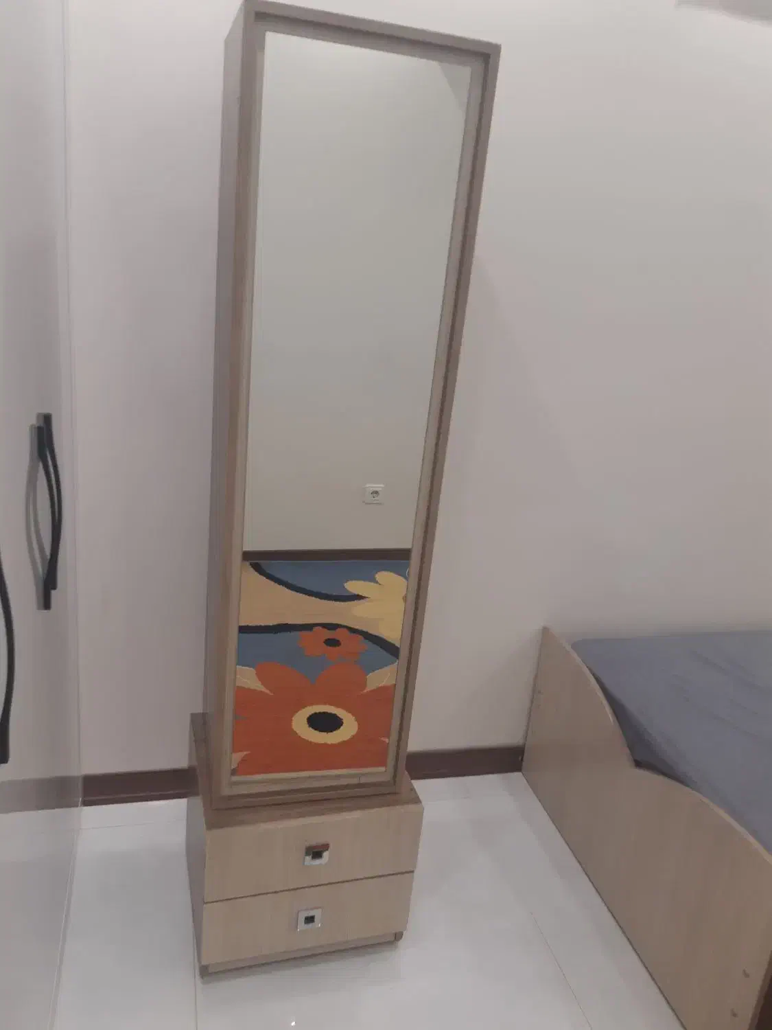 تخت خواب یکنفره با یک آیینه قدی|تخت و سرویس خواب|اصفهان, کوی ولی عصر|دیوار