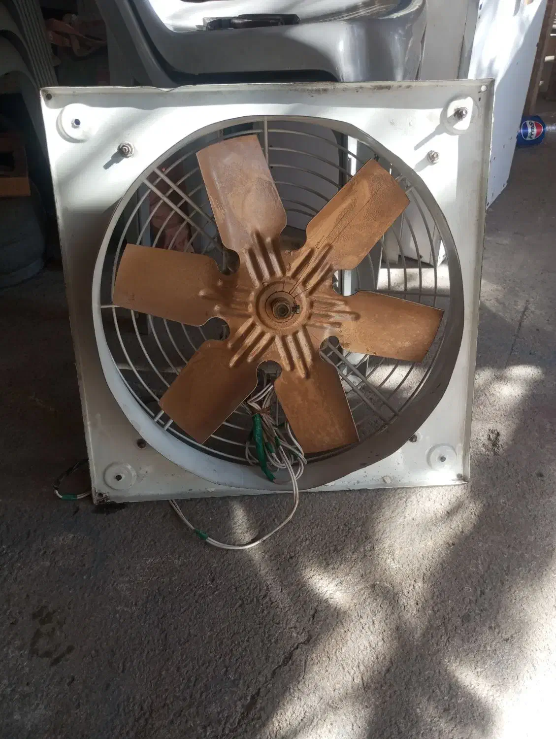 هواکش(فن)|پنکه و تصفیهکنندهٔ هوا|آشخانه, |دیوار