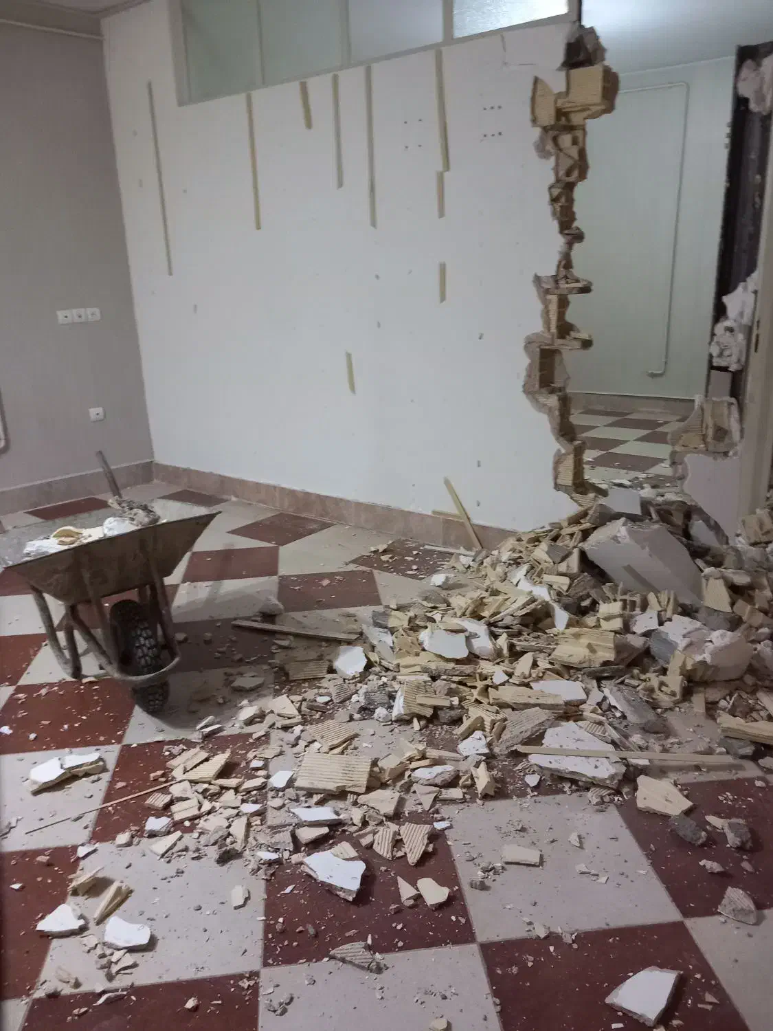 تخریب ساختمان قدیمی ونوساز|خدمات پیشه و مهارت|بروجرد, |دیوار