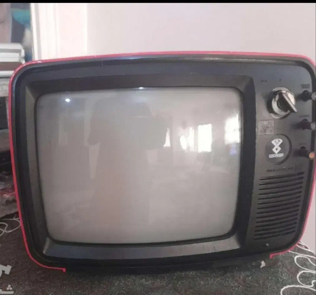 تلوزیون و تلفن قدیمی|کلکسیون اشیاء عتیقه|ساری, |دیوار