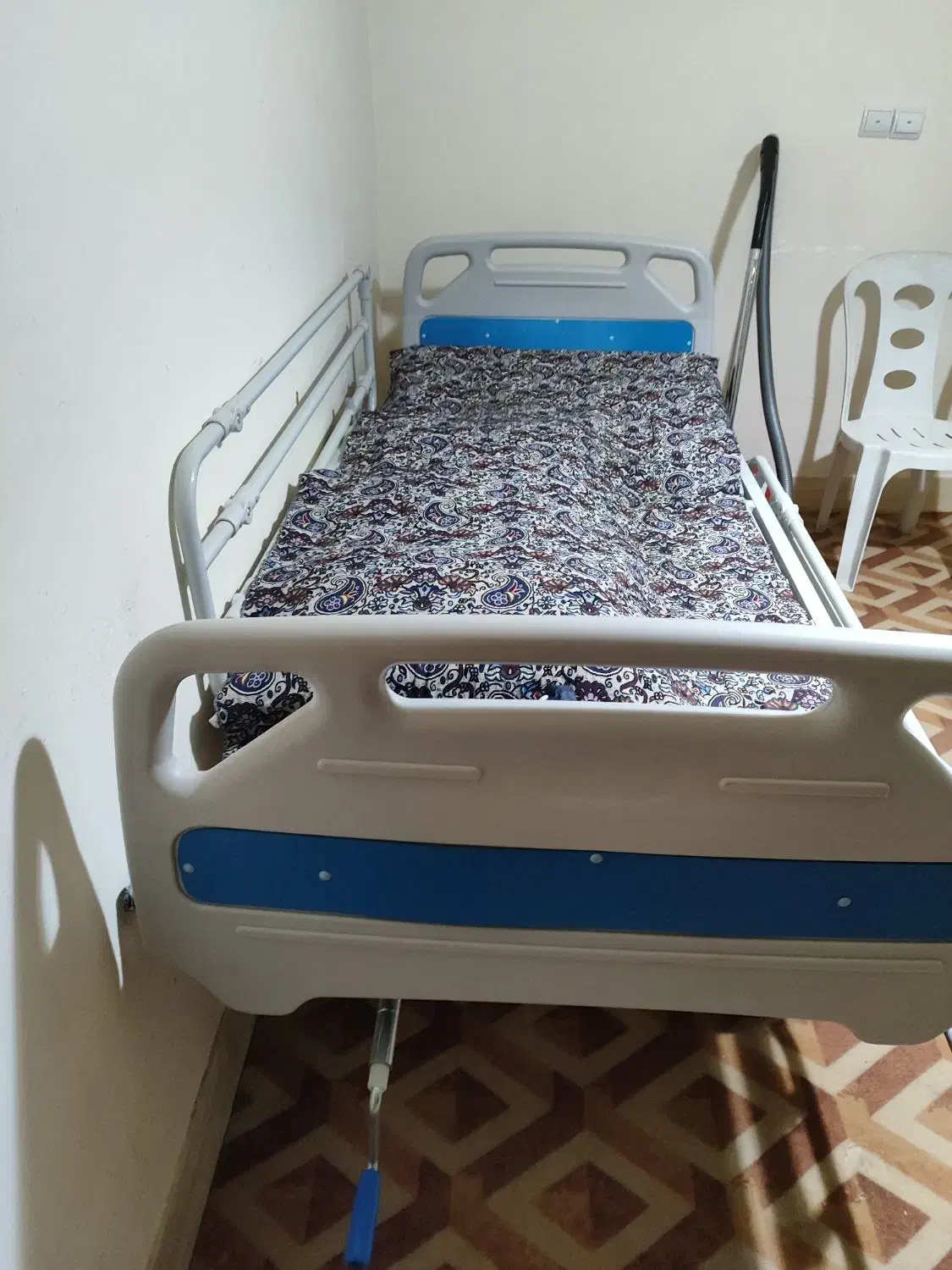 تخت بیمارستانی در حد نو|پزشکی|صدرا-فارس, فاز ۱|دیوار