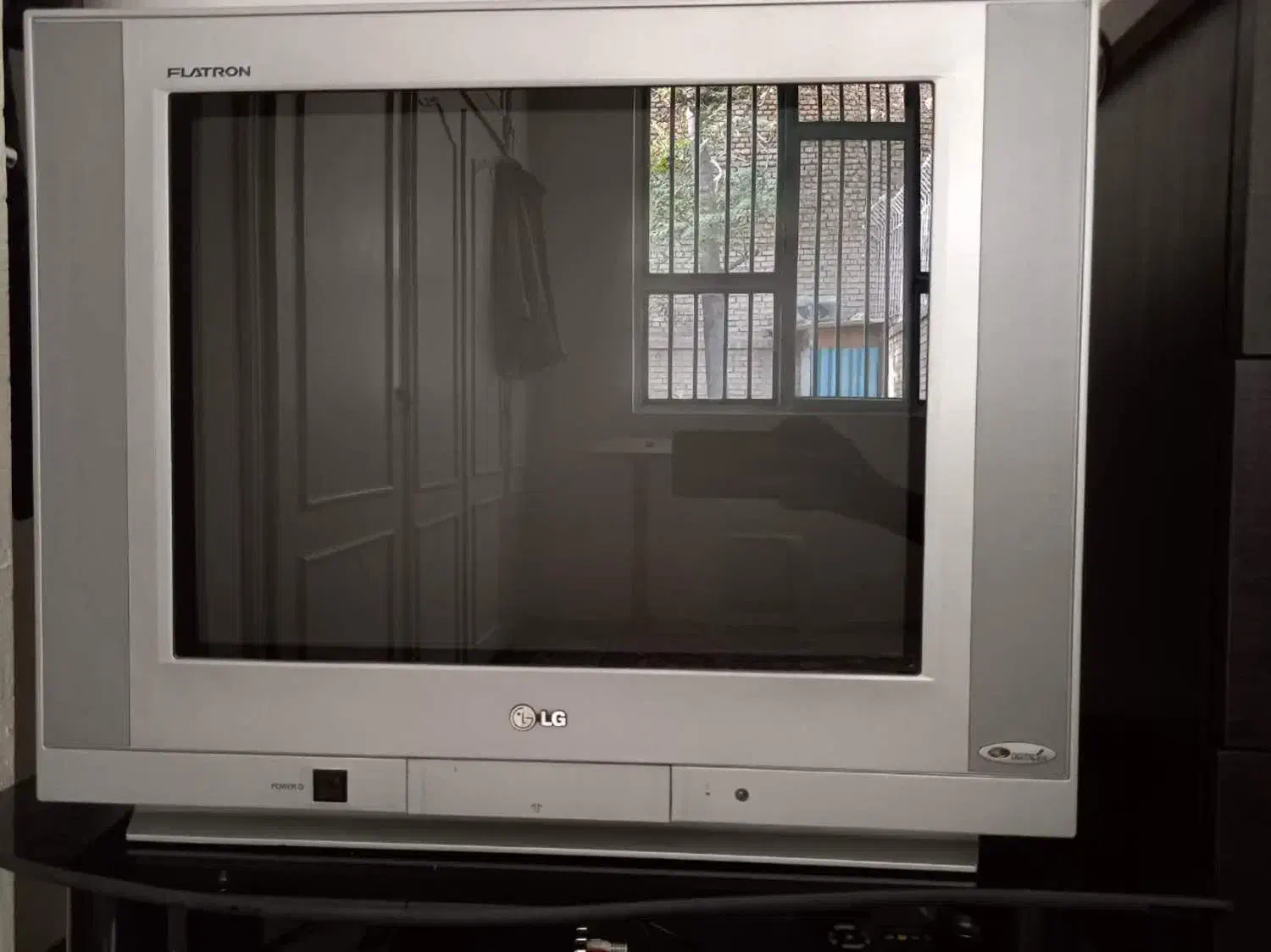 تلویزیون کارکرده و سالم به همراه میز|تلویزیون و پروژکتور|مشهد, شهید آوینی|دیوار