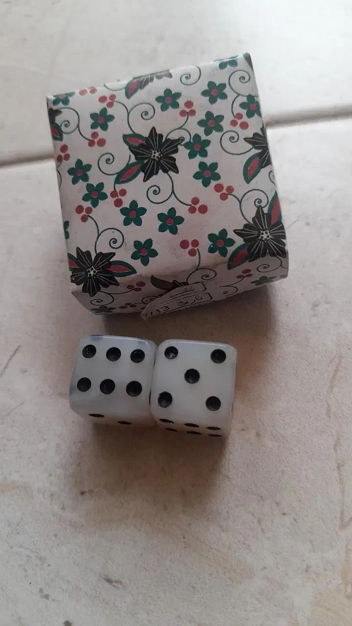 فروش تاس سنگ عقیق معدنی قدیمی مخصوص تخته نرد|کلکسیون و سرگرمی|رشت, معلم|دیوار