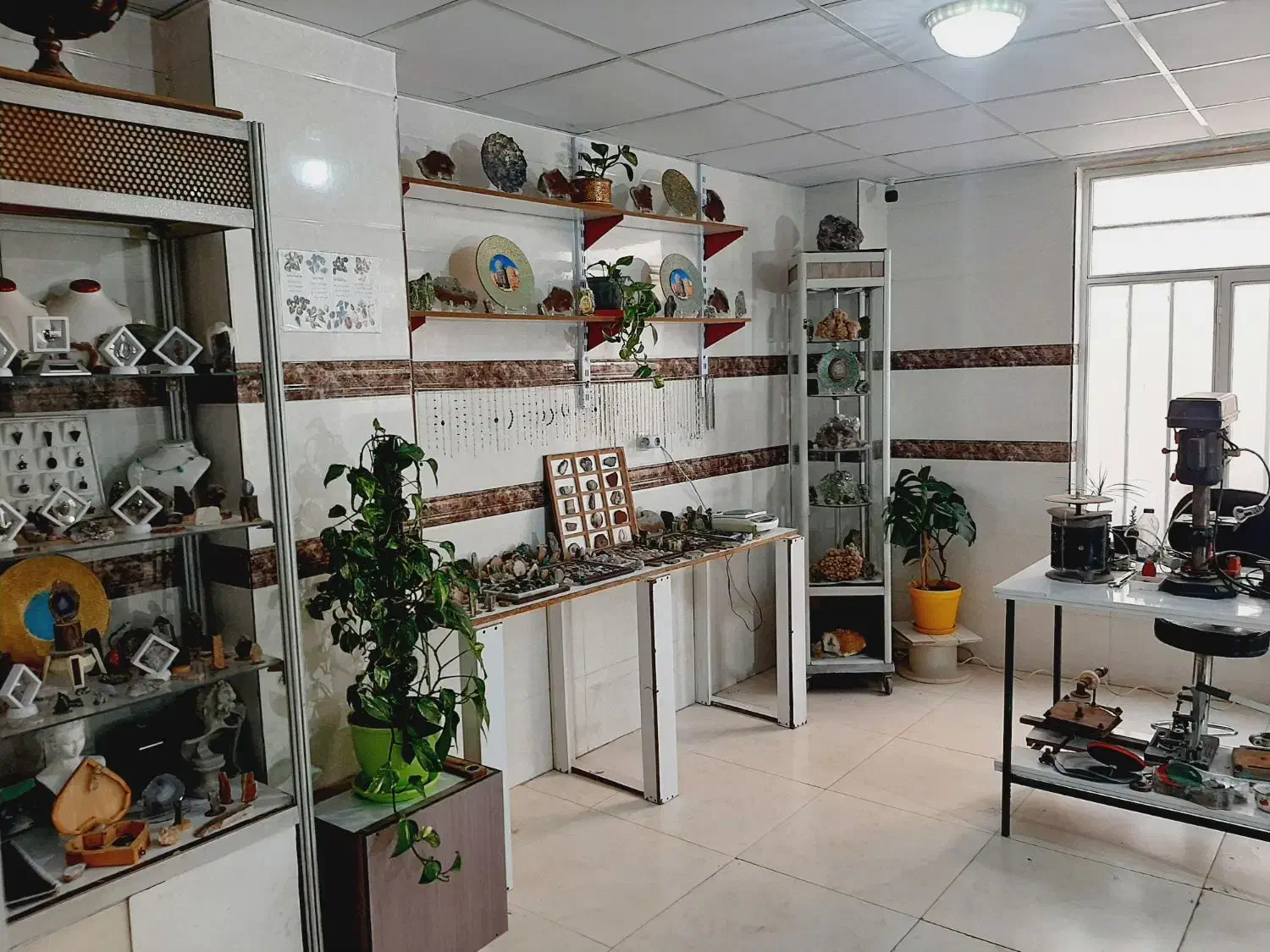 کارگاه گوهر تراشی سنگ های قیمتی و نیمه قیمتی|جواهرات|اردبیل, |دیوار