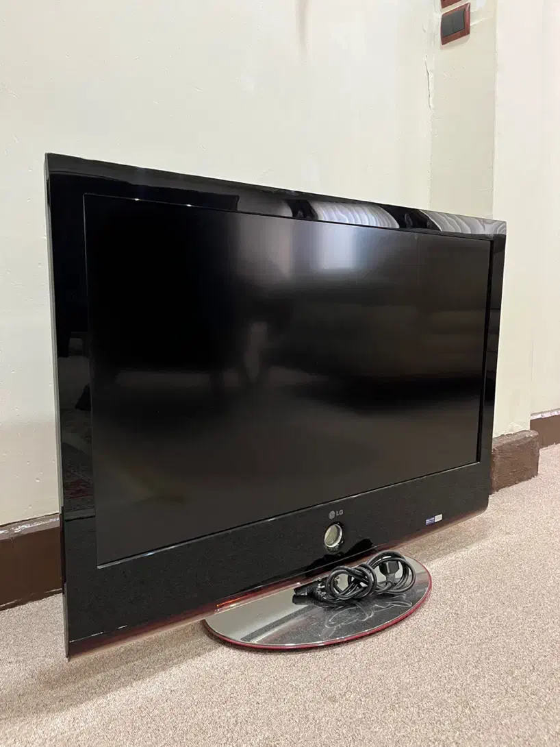 فروش تلویزیون LG ۴۳ سالم بهمراه میز تلویزیون|تلویزیون و پروژکتور|فومن, |دیوار