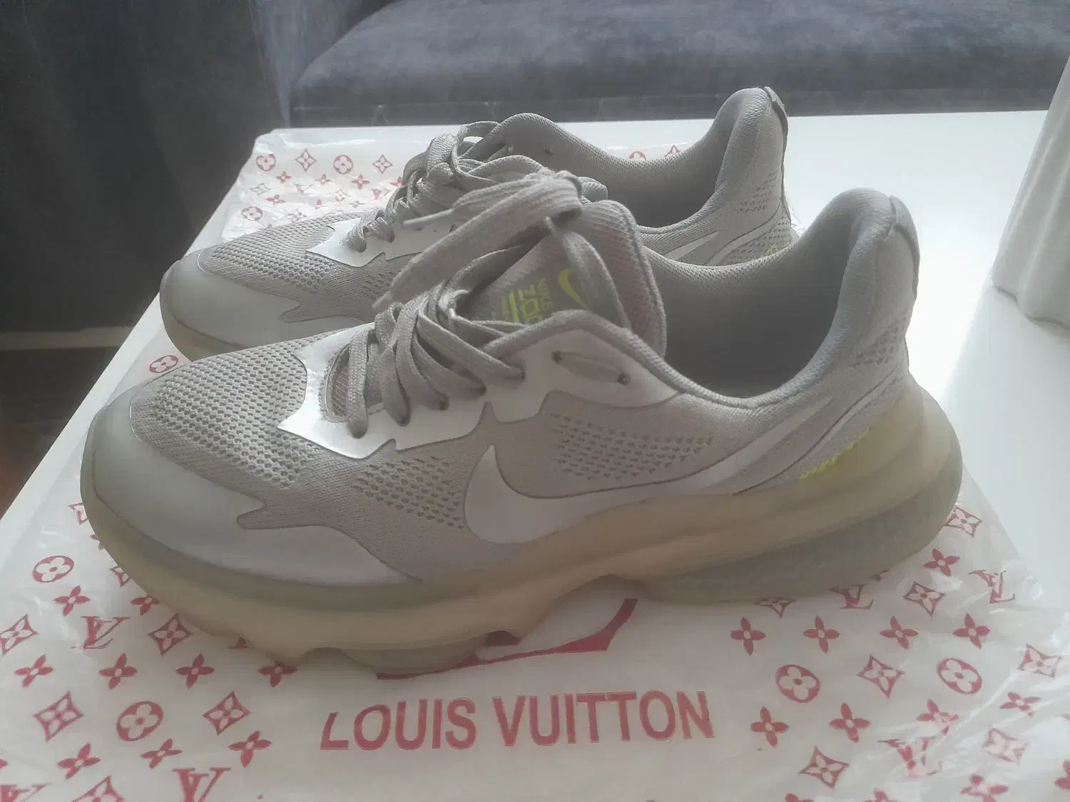 کفش اسپرت|کیف، کفش، کمربند|پرند, فاز ۶|دیوار