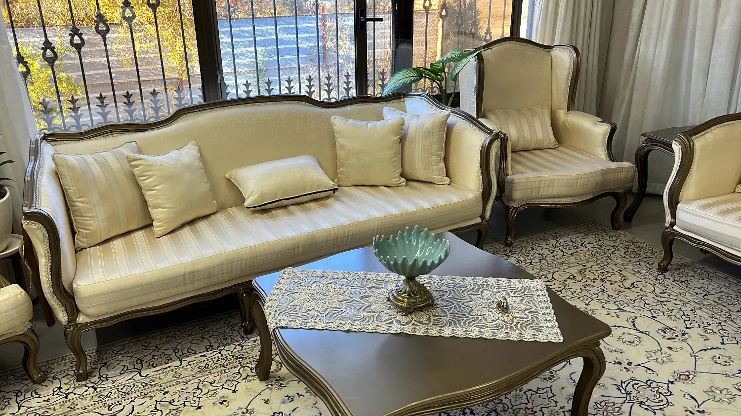 سرویس مبل فرانسوی ۷ نفره میز جلو مبلی و دو عسلی|مبلمان خانگی و میز عسلی|شیراز, کوی آزادگان|دیوار