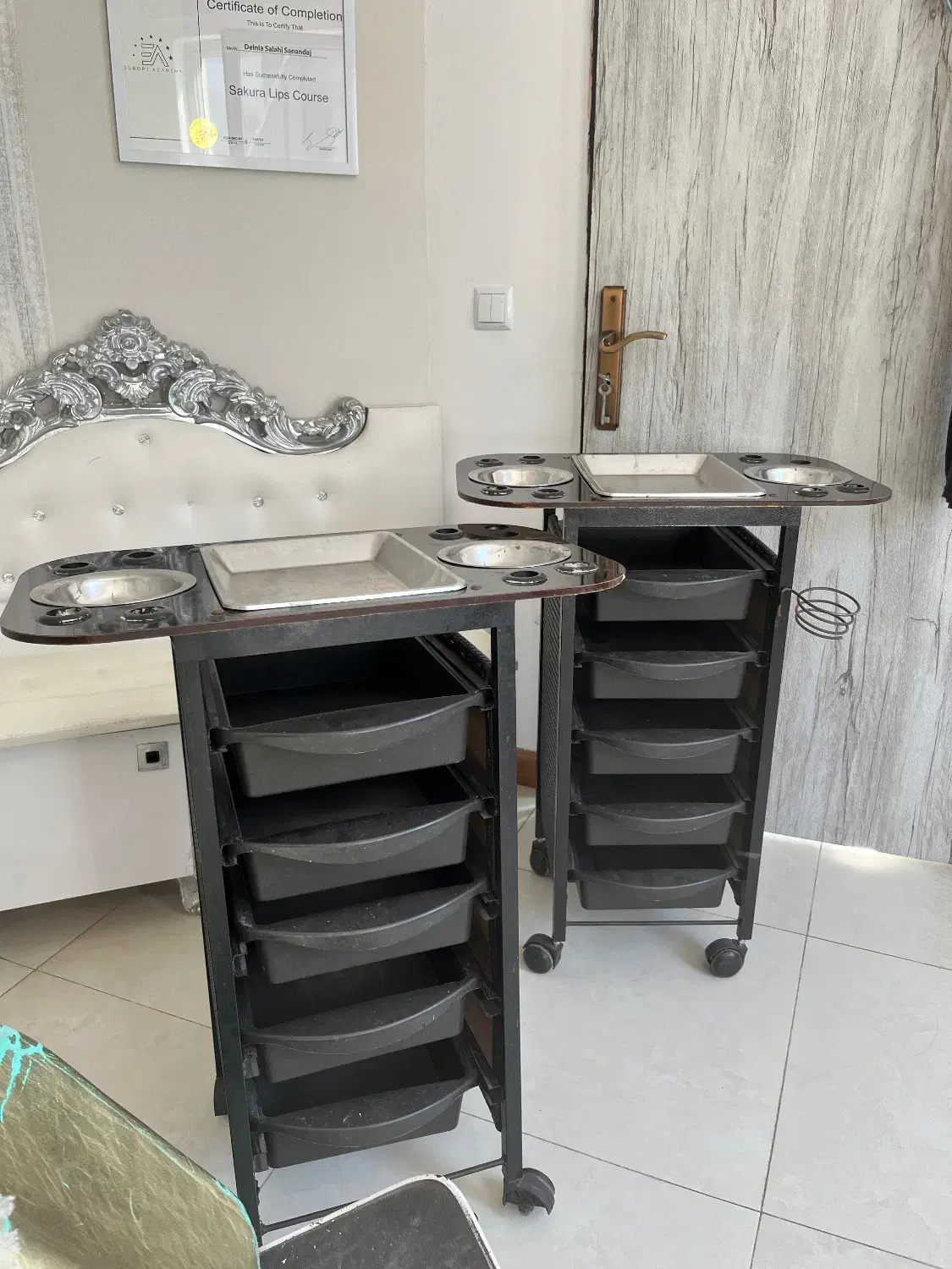 دو عدد ترولی|آرایشگاه و سالن‌های زیبایی|رامسر, |دیوار