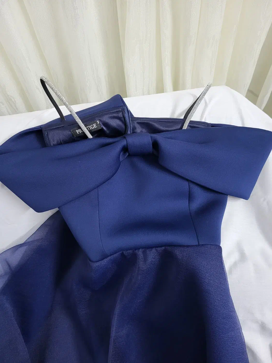 لباس مجلسی|لباس|تهران, قیام|دیوار