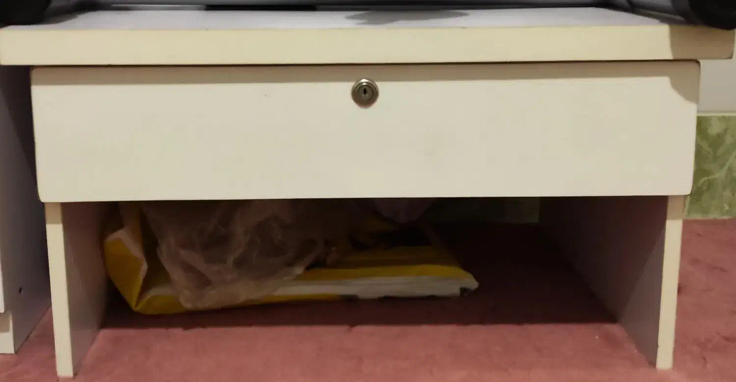 میز تحریر نشسته|میز تحریر و کامپیوتر|بروجرد, |دیوار