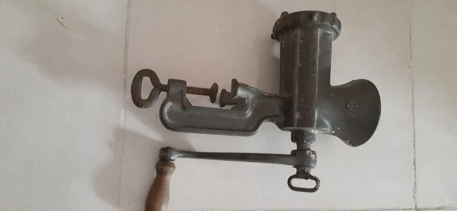 چرخ گوشت دستی قدیمی|کلکسیون اشیاء عتیقه|مشگین شهر, |دیوار