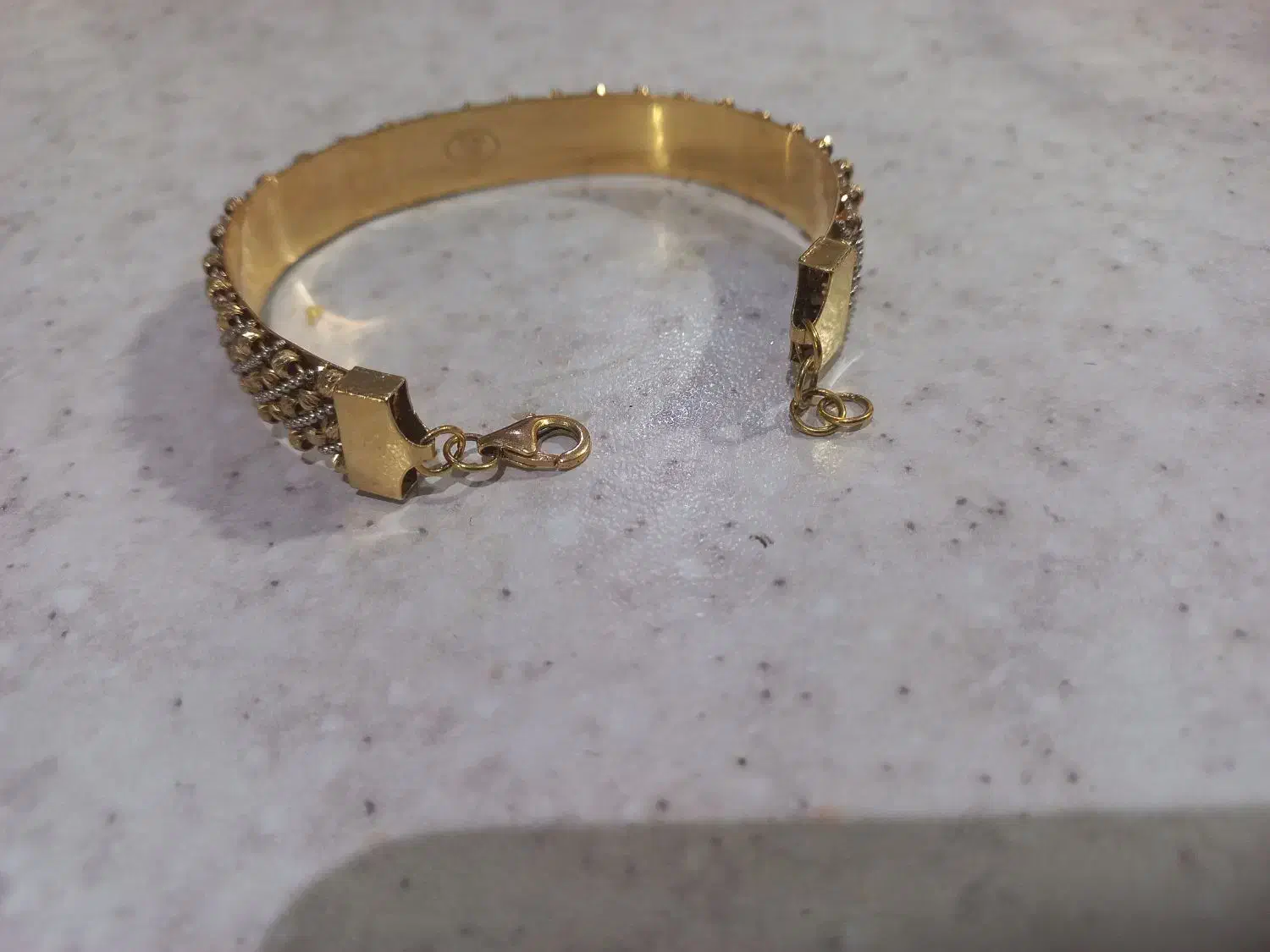 دستبند البرناردو|جواهرات|مشهد, هدایت|دیوار