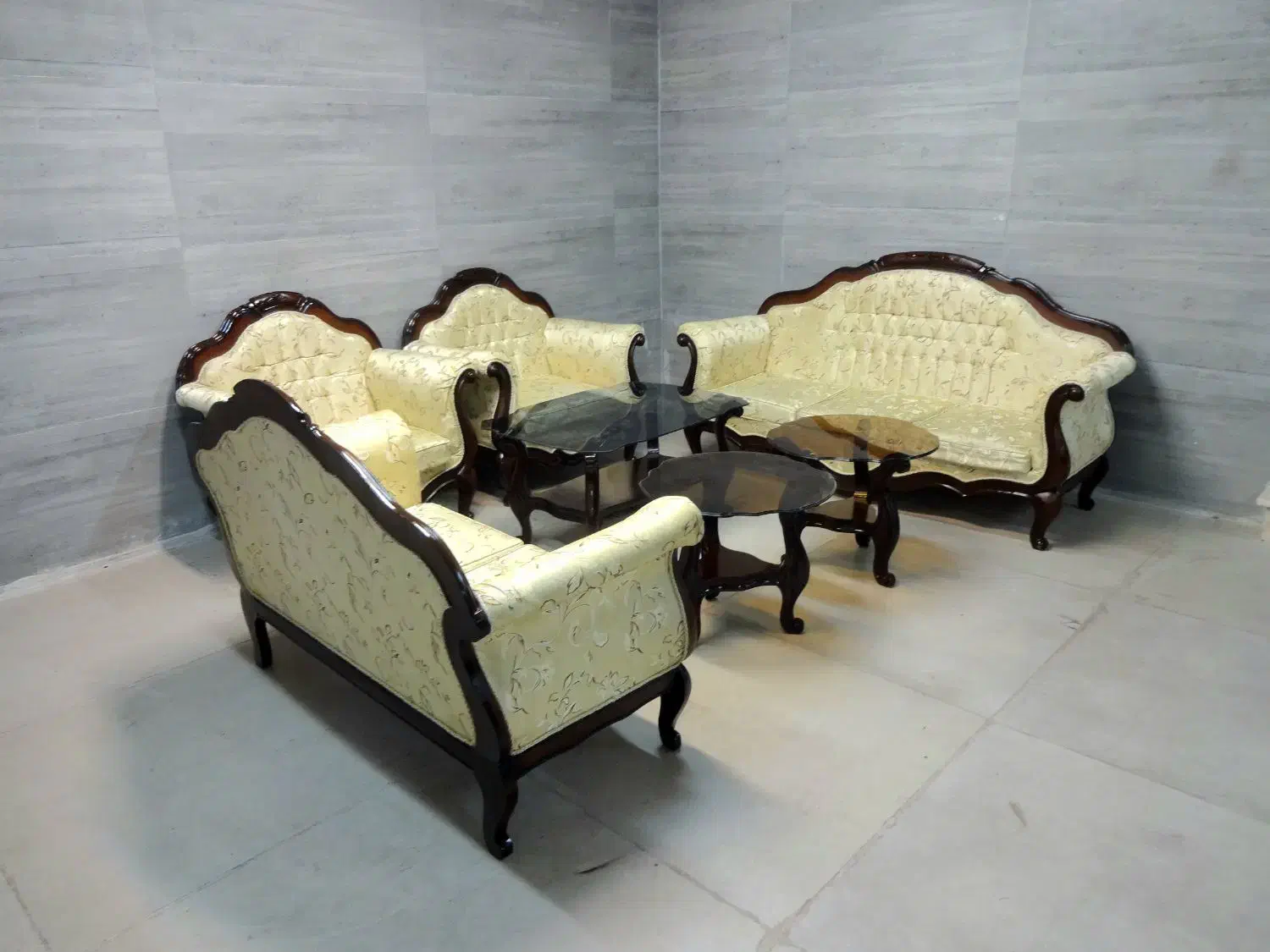 مبل کلاسیک فندوقی با کاور و جلومبلی|مبلمان خانگی و میز عسلی|اصفهان, خانه اصفهان|دیوار