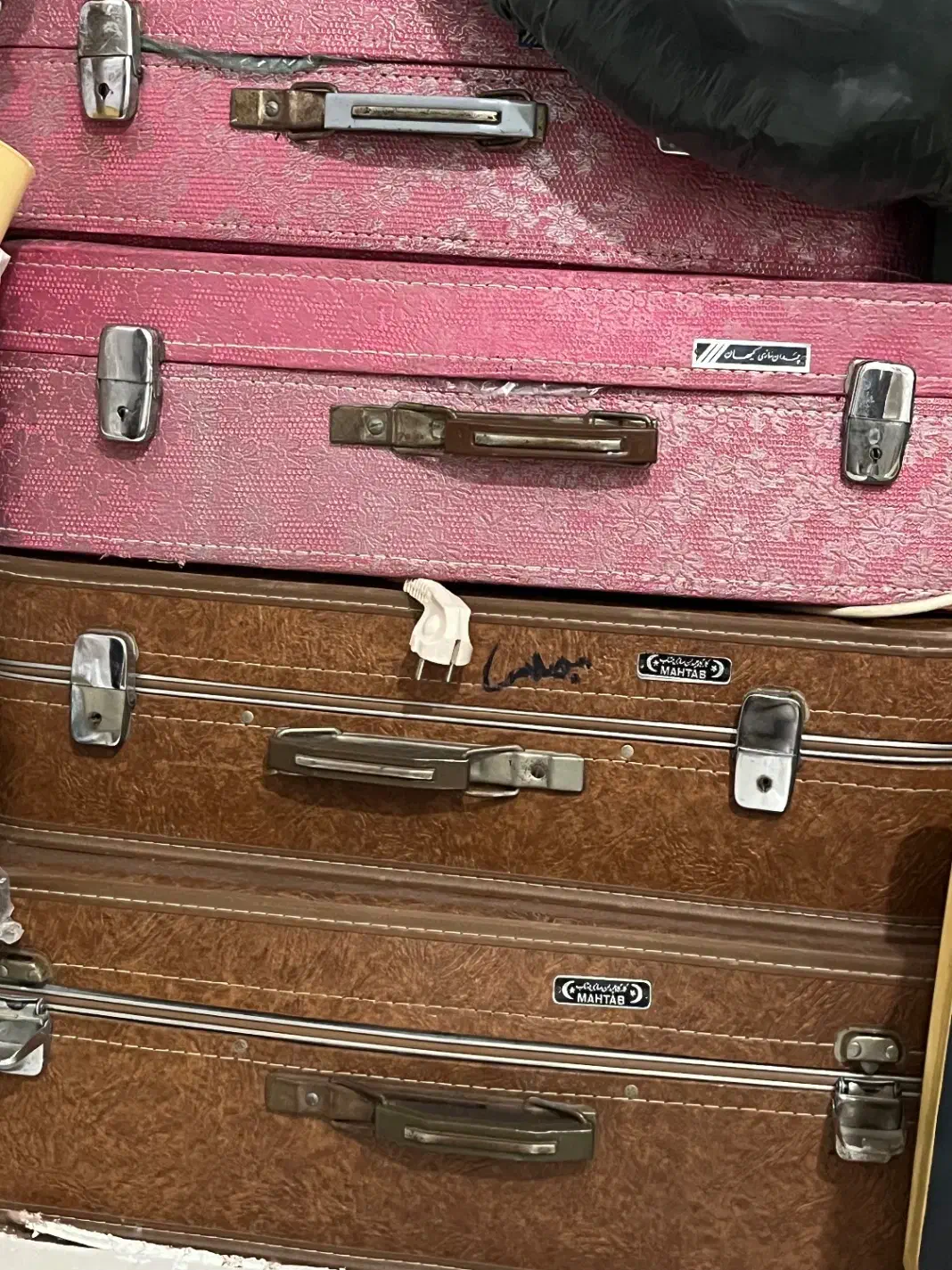 چمدان قدیمی|کلکسیون اشیاء عتیقه|اهواز, زیتون کارگری|دیوار