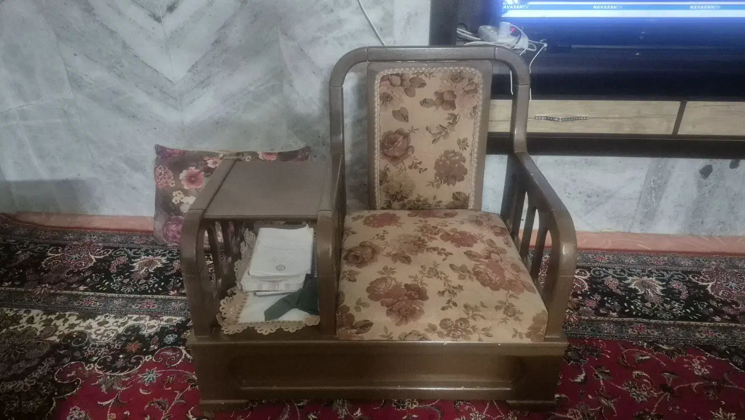 یک عدد میز تلفن به فروش می‌رسد|میز تلفن|زاهدان, |دیوار