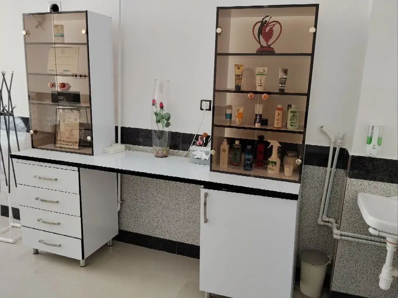 کمد و بوفه مناسب آرایشگاه|آرایشگاه و سالن‌های زیبایی|بوکان, |دیوار