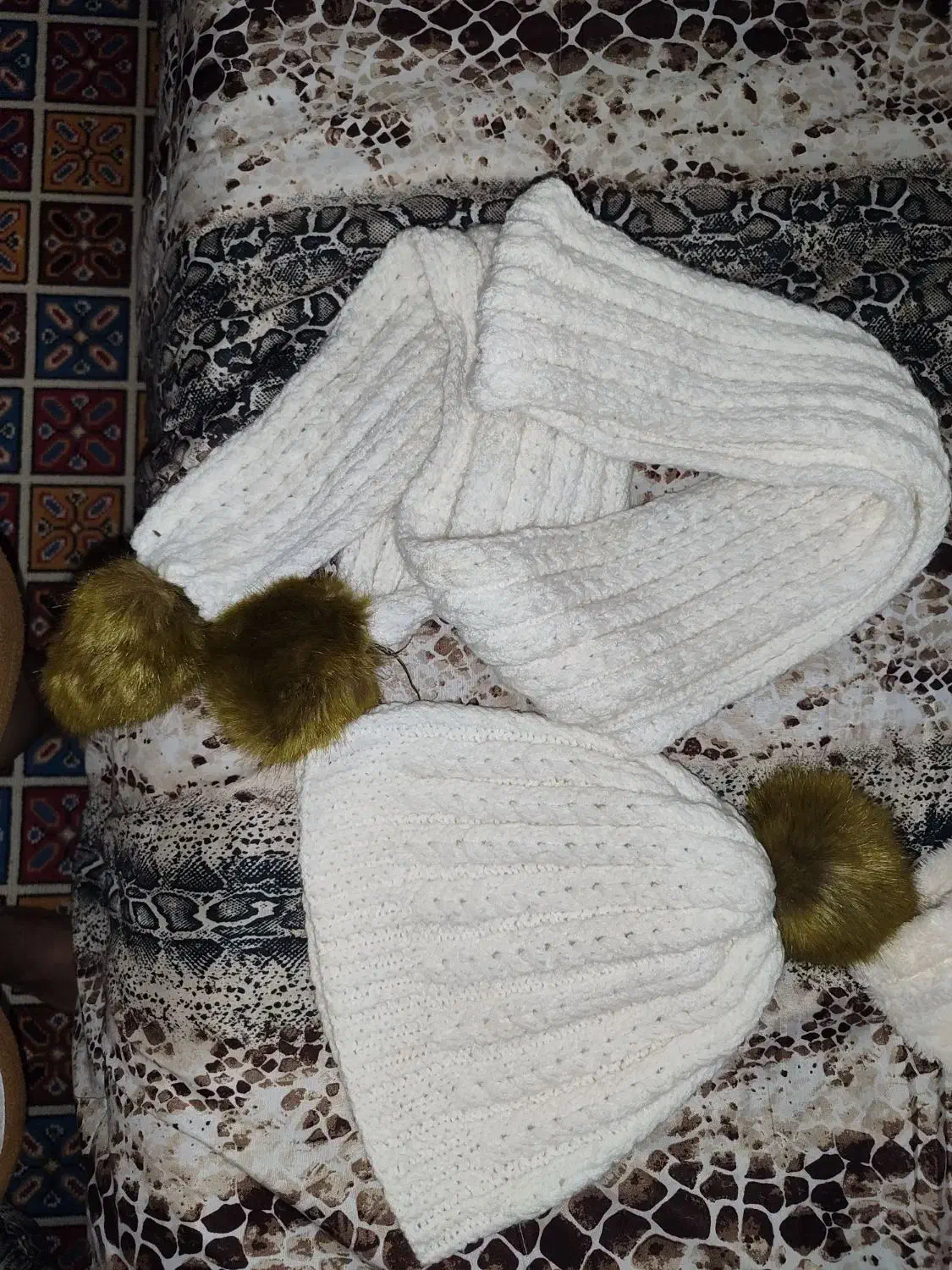 کلاه و شال گردن|لباس|ساری, |دیوار