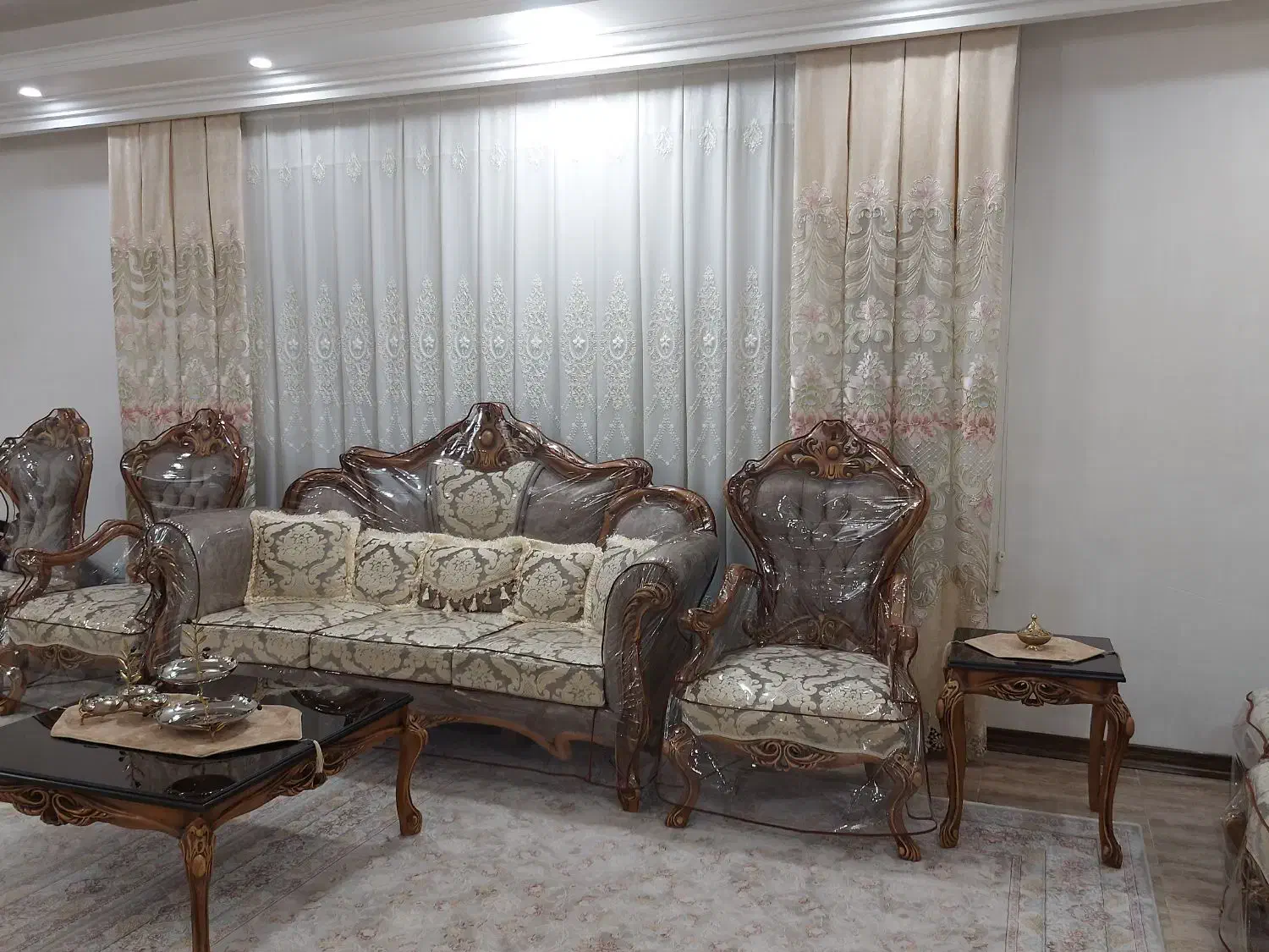 مبل 9 نفره سلطنتی نو و سالم|مبلمان خانگی و میز عسلی|مشکیندشت, |دیوار