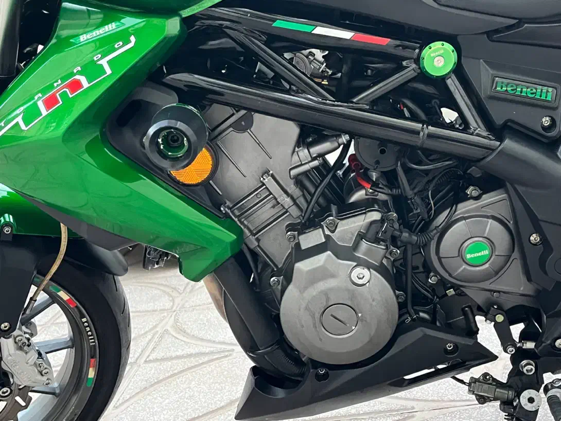 بنلی 300|موتورسیکلت|اندیشه, اندیشه فاز ۳|دیوار