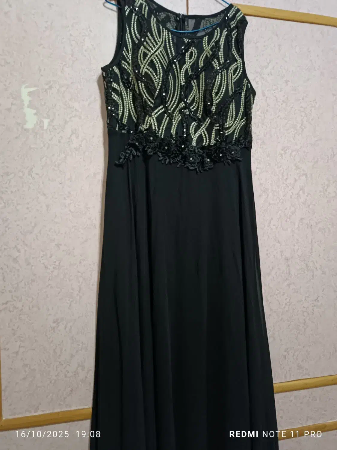 لباس مجلسی|لباس|قم, بنیاد|دیوار