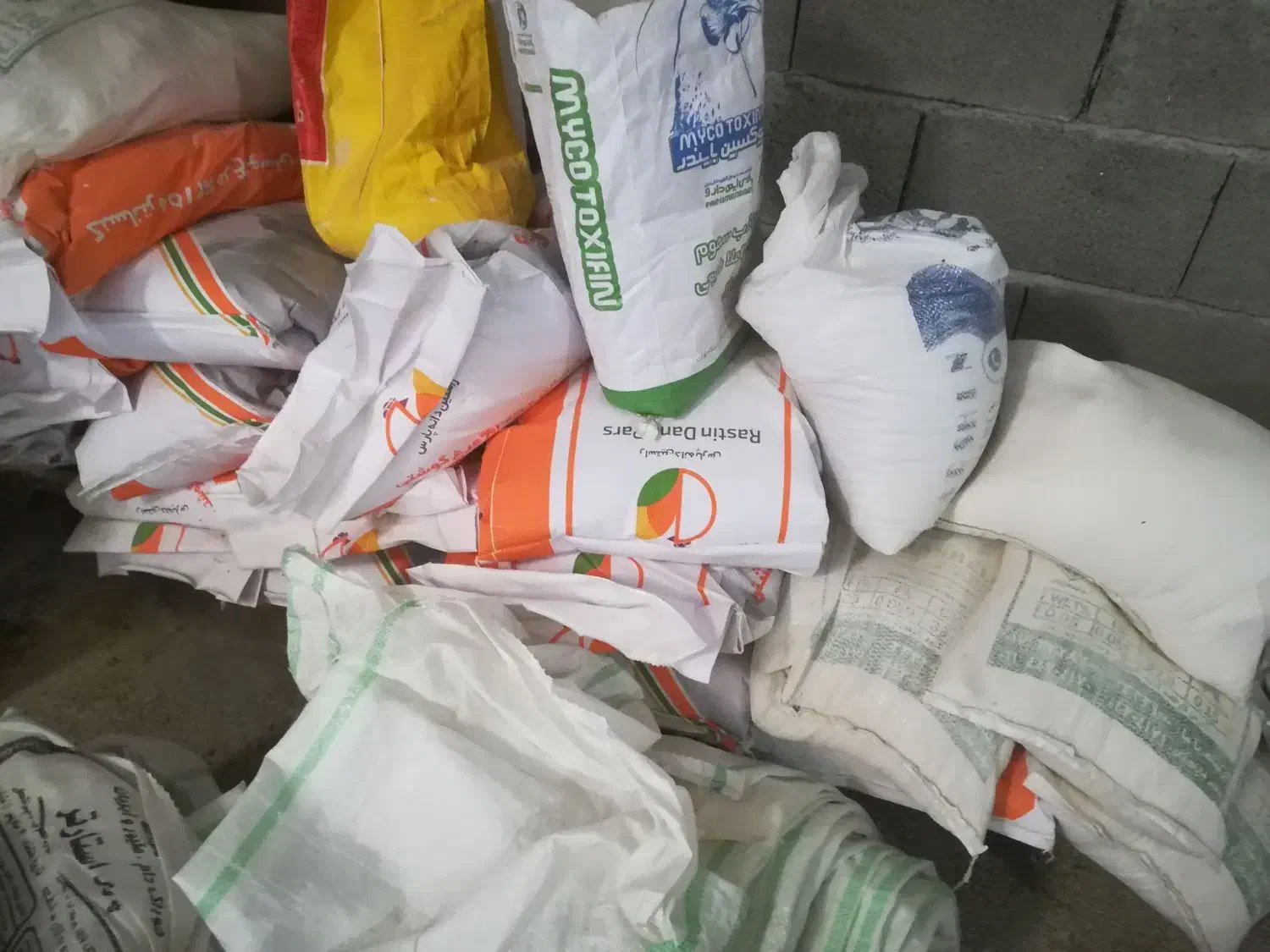 ذرت و کنسانتره گوشتی|لوازم جانبی حیوانات|فسا, |دیوار