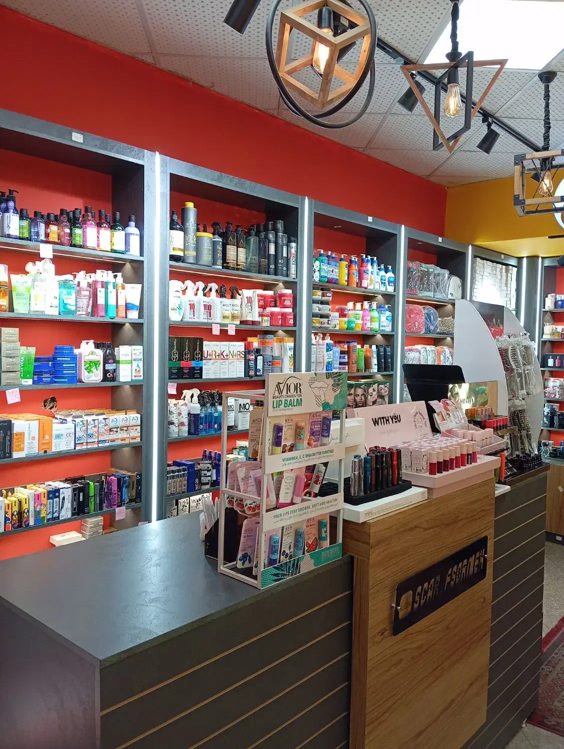 همکار خانم جهت کار در فروشگاه آرایشی بهداشتی|استخدام درمانی، زیبایی، بهداشتی|همدان, |دیوار