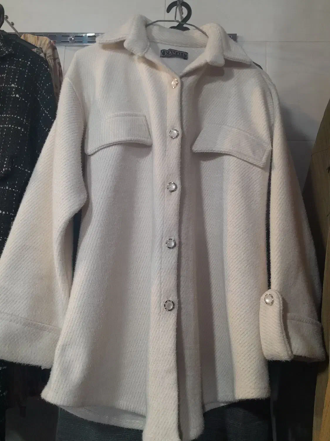 پالتو موهر وارداتی  بسیار گرم  فقط یک عدد رنگ شیری|لباس|اصفهان, پوریای ولی|دیوار