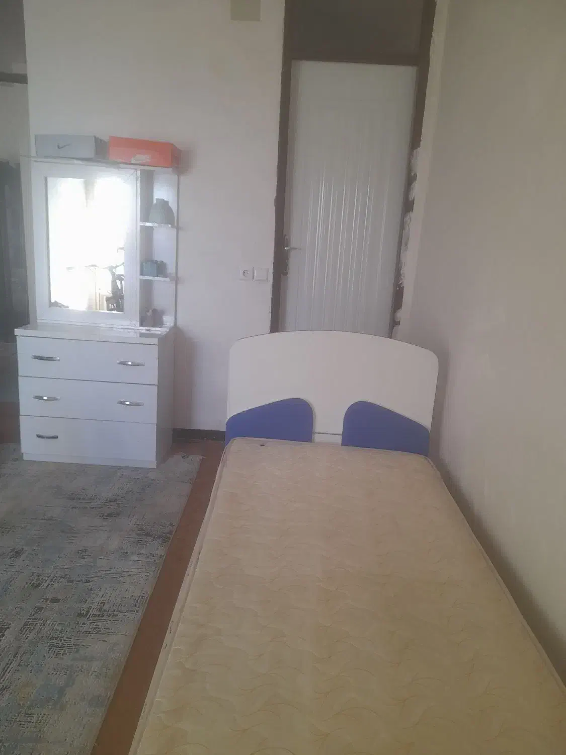 تخت خواب ومیزآرایش|تخت و سرویس خواب|اهواز, کوی مهدیس|دیوار