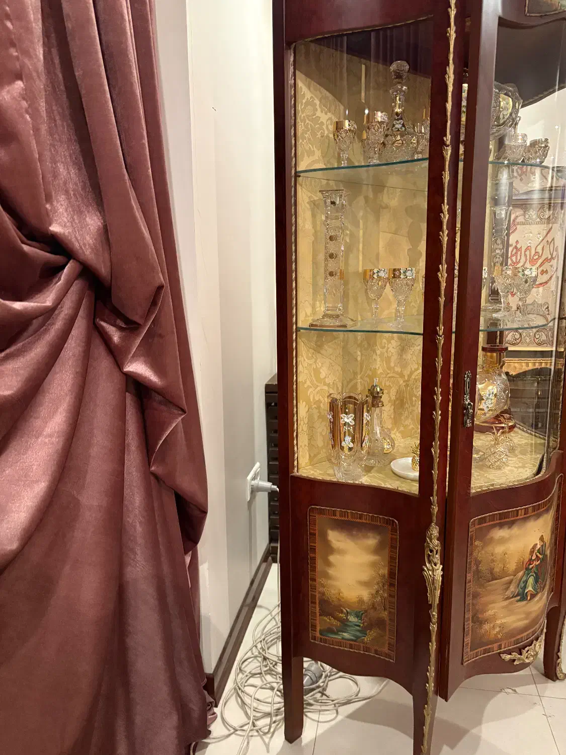 ویترین انتیک زیبا|بوفه، ویترین، کنسول|اصفهان, باغ زرشک|دیوار