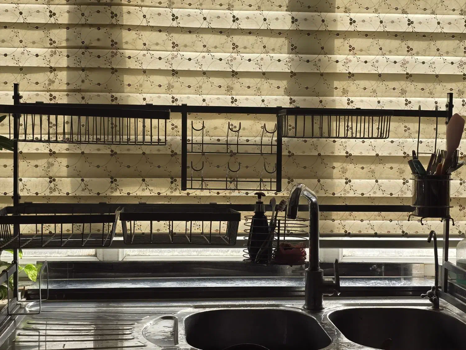 آبچکان پشت پنجره|آبچکان و نظمدهنده ظروف|ری, ولی آباد|دیوار