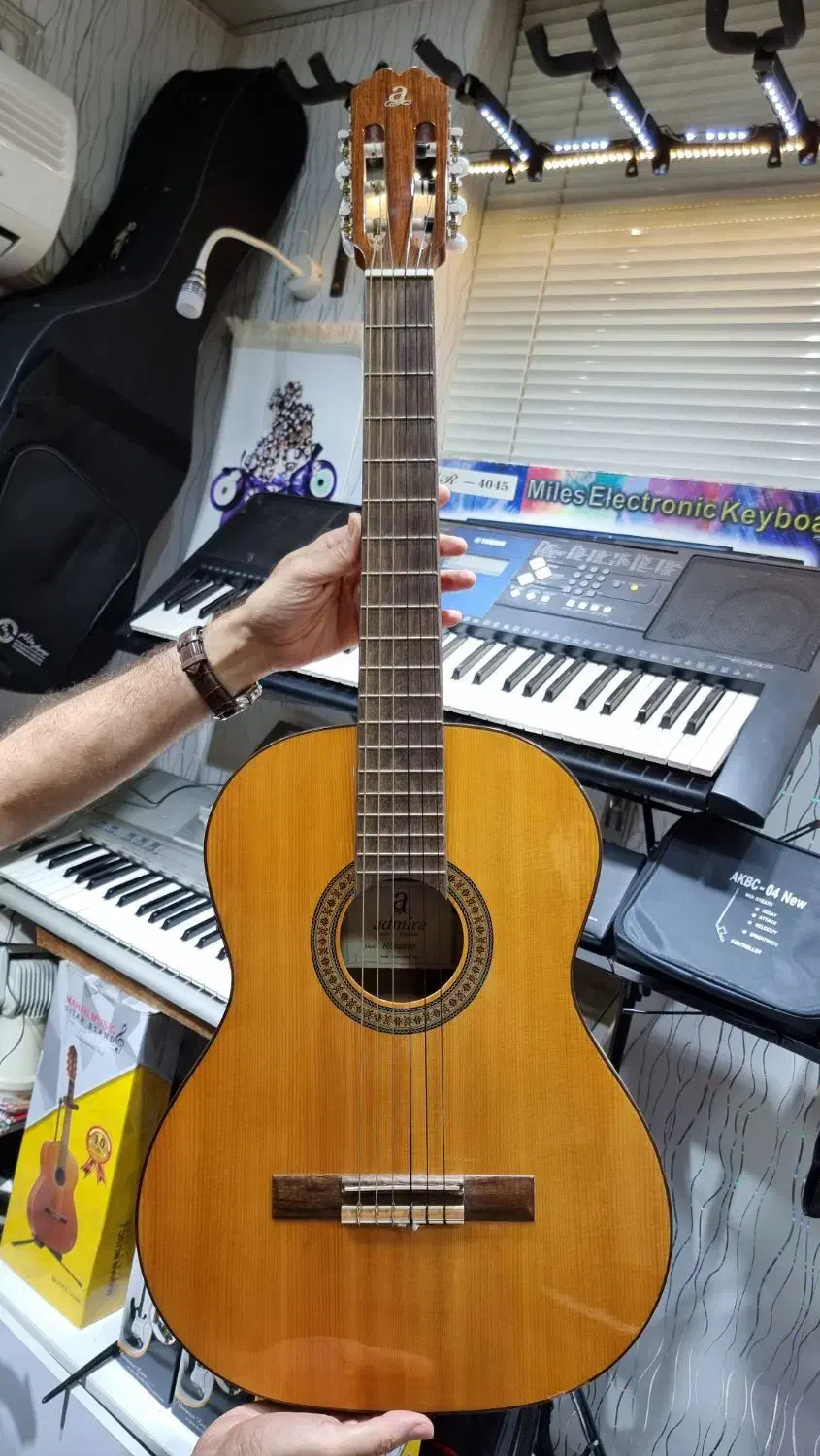 گیتار حرفه ای admira|گیتار، بیس، امپلیفایر|رشت, معلم|دیوار