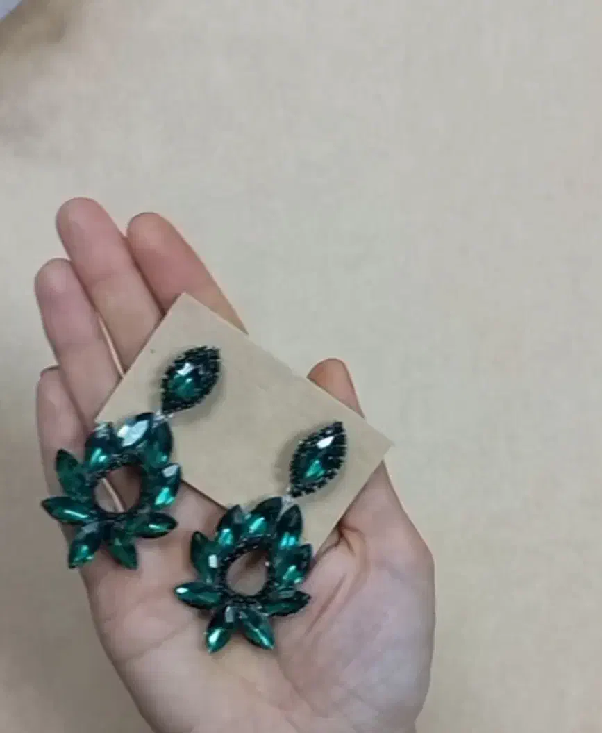 گوشواره درخشان|بدلیجات|کرج, آق تپه|دیوار