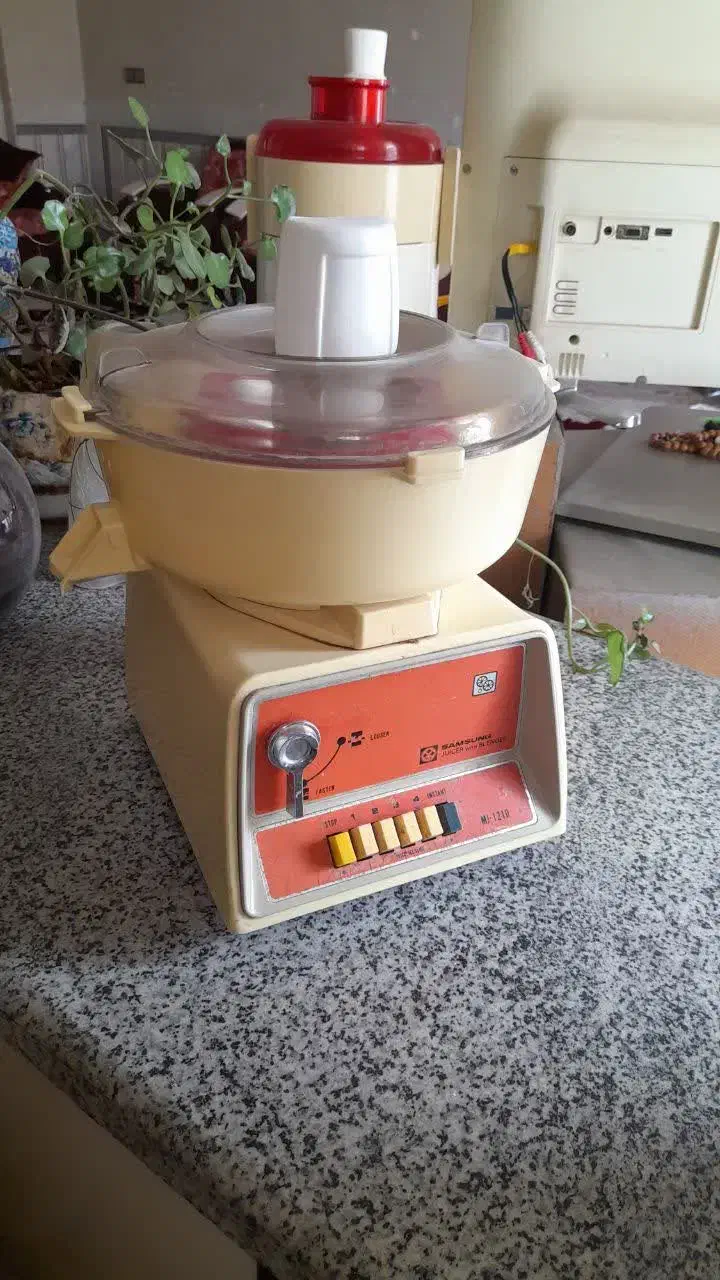 آبمیوه گیری قدیمی|آبمیوهگیر و آبمرکباتگیر|نجفآباد, دفاع مقدس|دیوار